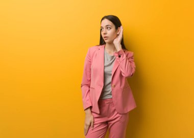 Genç, modern iş kadını bir dedikoduyu dinlemeye çalışıyor.