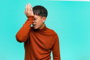 Genç Çinli adam unutkan, bir şey fark