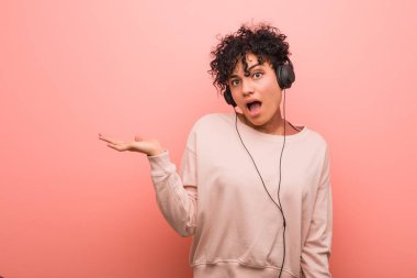 Müzik dinleyen Afrikalı Amerikalı genç bir kadın, Palm 'da fotokopi yeri tutmaktan çok etkilendi..