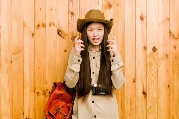 年轻的中国女旅行家紧张地尖叫着 — 图库照片