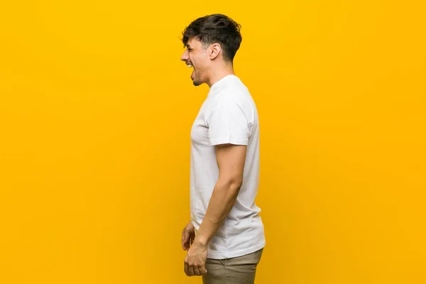 Jovem Hispânico Casual Homem Gritando Para Espaço Cópia — Fotografia de Stock