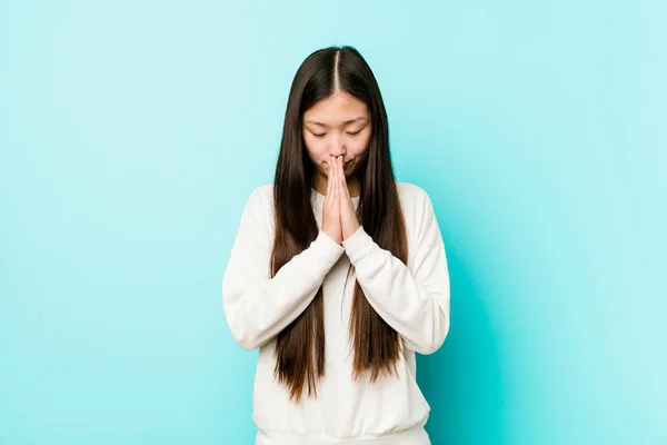 Mladý Pěkný Číňan Žena Drží Ruce Modlitbě Blízko Úst Cítí — Stock fotografie