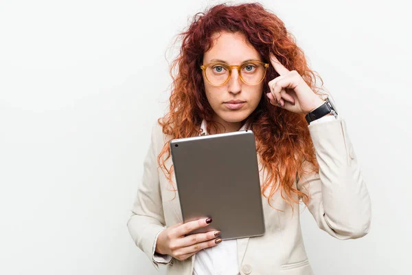 Joven Mujer Pelirroja Negocios Caucásica Sosteniendo Una Tableta Apuntando Sien — Foto de Stock