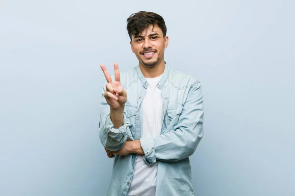 Mladý Hispánec Cool Muž Ukazuje Číslo Dvě Prsty — Stock fotografie