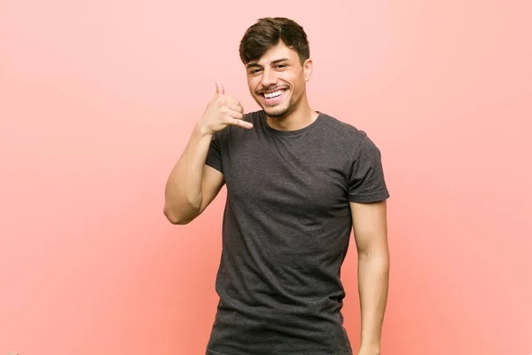 Mladý Hispánný Muž Který Ukazuje Gesto Mobilního Telefonu Prsty — Stock fotografie