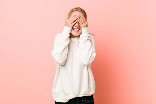 Unge Blonde Tenåringskvinne Dekker Øynene Med Hender Smiler Bredt Mens – stockfoto