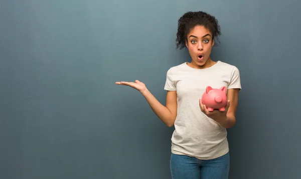 Jovem Negra Segurando Algo Palma Mão Ela Está Segurando Banco — Fotografia de Stock