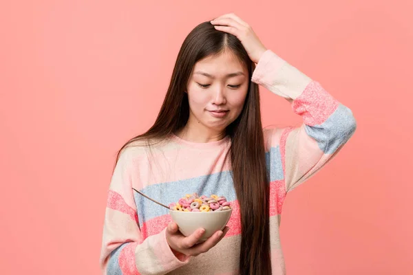 Jonge Aziatische Vrouw Met Een Cornflakes Kom Wordt Geschokt Heeft — Stockfoto