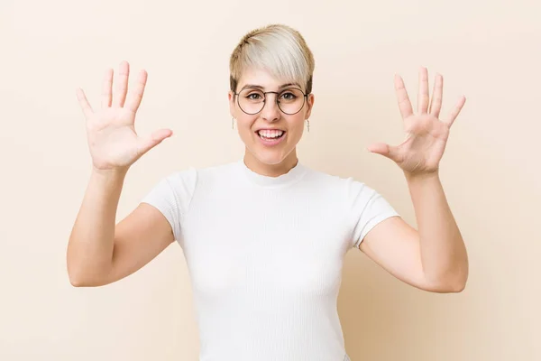 Genç Otantik Beyaz Tişörtlü Bir Kadın Numarayı Elleriyle Gösteriyor — Stok fotoğraf