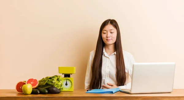 Jovem Nutricionista Mulher Chinesa Trabalhando Com Seu Laptop Toca Barriga — Fotografia de Stock