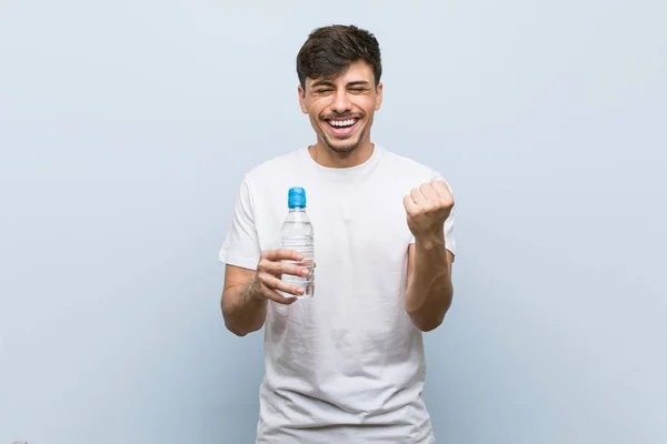 Joven Hispano Sosteniendo Una Botella Agua Animando Despreocupado Emocionado Concepto — Foto de Stock