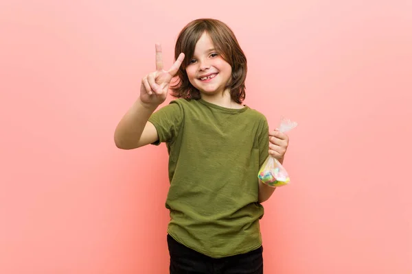 Kleine Jongen Kaukasische Vasthouden Snoepjes Tonen Nummer Twee Met Vingers — Stockfoto