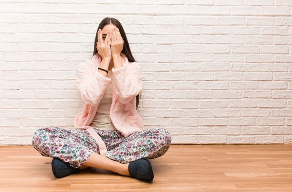 Jonge Vrouw Het Dragen Van Pyjama Voelt Zich Ongerust Bang — Stockfoto