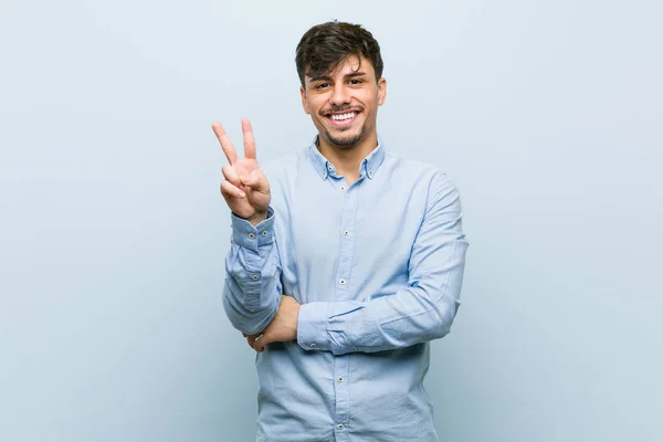 Νεαρός Ισπανόφωνος Επιχειρηματίας Που Δείχνει Νούμερο Δύο Δάχτυλα — Φωτογραφία Αρχείου