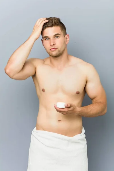 Joven hombre guapo usando cera para el cabello —  Fotos de Stock