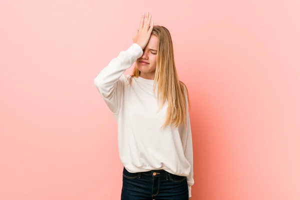 Ung Blond Tonåring Kvinna Glömmer Något Slå Pannan Med Handflatan — Stockfoto