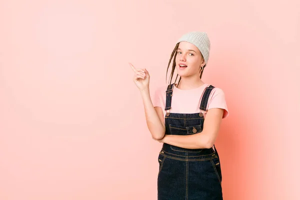 Hispter Adolescente Mulher Sorrindo Alegremente Apontando Com Indicador Distância — Fotografia de Stock