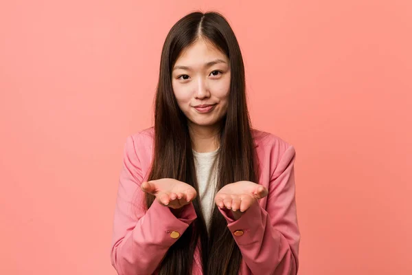 Νεαρή Κινέζα Επιχειρηματίας Που Φοράει Ροζ Κοστούμι Κρατώντας Κάτι Παλάμες — Φωτογραφία Αρχείου