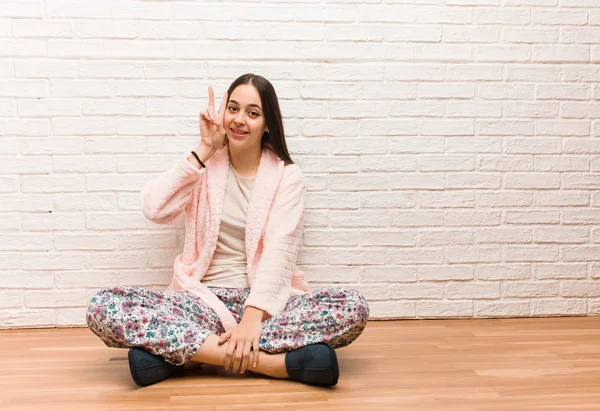 Jonge Vrouw Dragen Pyjama Leuk Gelukkig Doen Een Gebaar Van — Stockfoto