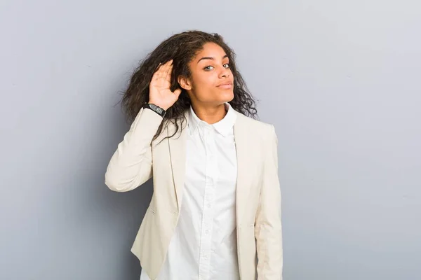 Jonge Afro Amerikaanse Zakenvrouw Probeert Luisteren Naar Een Roddel — Stockfoto