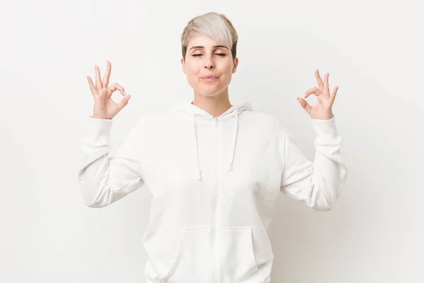 Young Curvy Woman Wearing White Hoodie Relaxes Hard Working Day — Stok fotoğraf