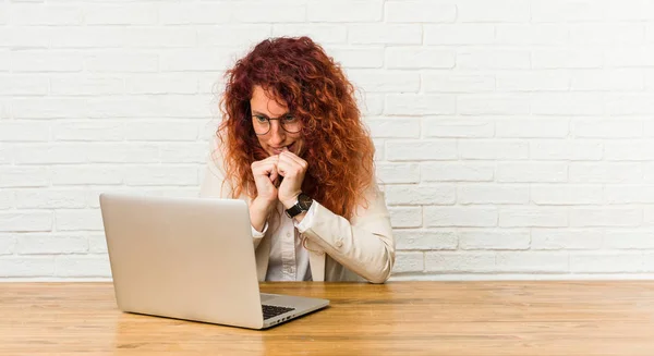 Junge Rothaarige Lockige Frau Die Mit Ihrem Laptop Arbeitet Hält — Stockfoto