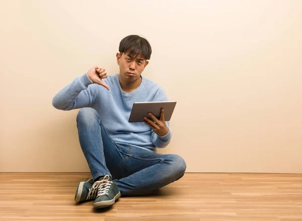 Joven Hombre Chino Sentado Usando Tableta Señalando Los Dedos Ejemplo —  Fotos de Stock