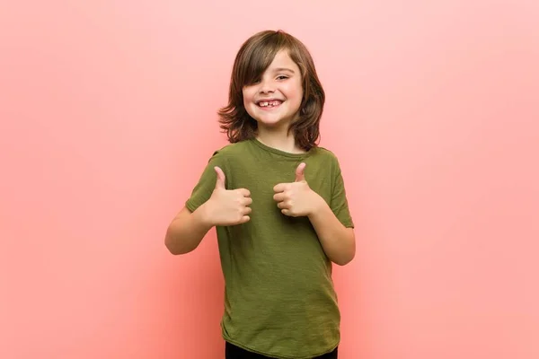 Liten Pojke Höja Båda Tummen Upp Ler Och Säker — Stockfoto