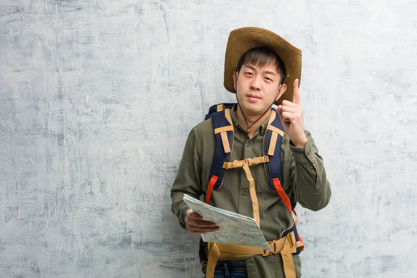 Jovem Explorador Chinês Segurando Mapa Mostrando Número — Fotografia de Stock