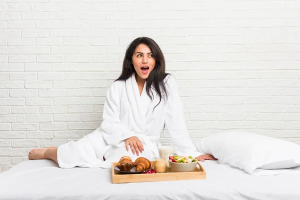 Jonge Bochtige Vrouw Neemt Een Ontbijt Het Bed Wordt Geschokt — Stockfoto