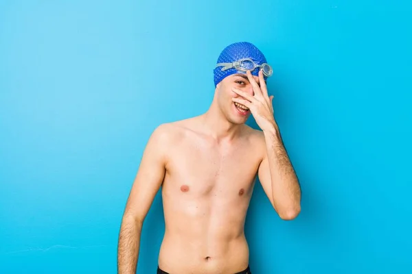 Joven Nadador Hombre Parpadear Cámara Través Los Dedos Vergüenza Cubriendo — Foto de Stock