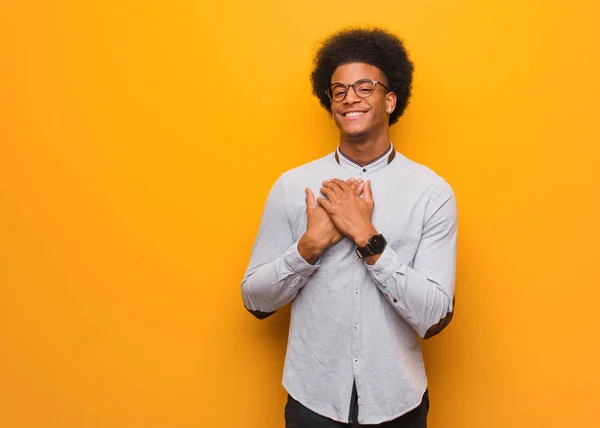 Jovem Afro Americano Sobre Uma Parede Laranja Fazendo Gesto Romântico — Fotografia de Stock