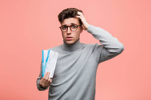 Молодой крутой парень, держащий билеты на самолет в шоке, она вспомнила важную встречу
.