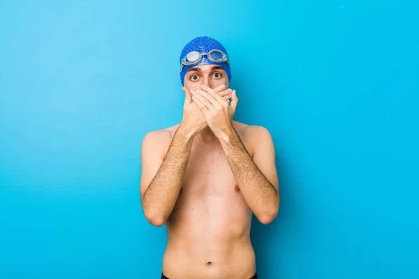 Jovem Nadador Homem Chocado Cobrindo Boca Com Mãos — Fotografia de Stock
