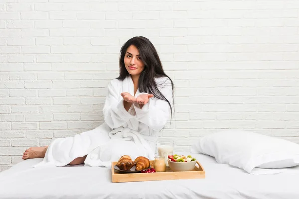 Jonge Bochtige Vrouw Het Nemen Van Een Ontbijt Het Bed — Stockfoto