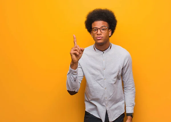 Jovem Homem Afro Americano Sobre Uma Parede Laranja Tendo Uma — Fotografia de Stock