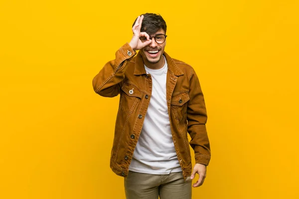 Jovem Hispânico Casual Homem Animado Mantendo Gesto Olho — Fotografia de Stock