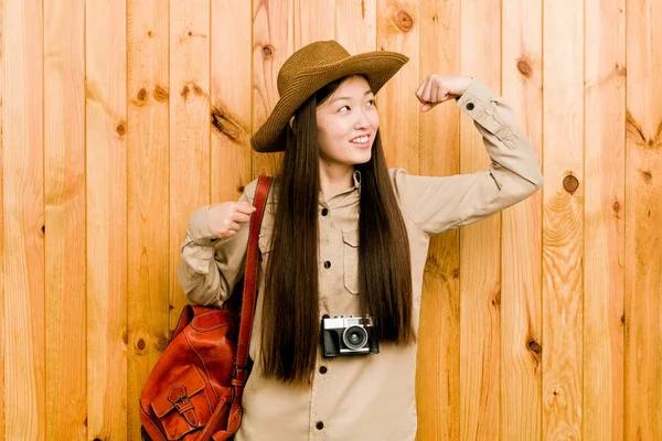 中国年轻的女旅行家在胜利后举起了拳头 树立了胜利的理念 — 图库照片