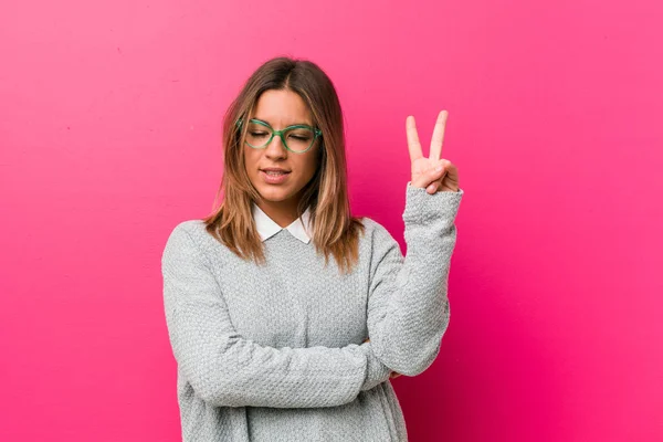 Jeune Authentique Charismatique Personnes Réelles Femme Contre Mur Montrant Numéro — Photo