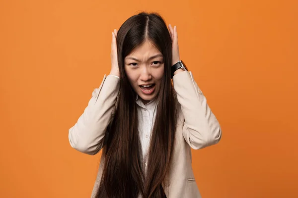 Joven Mujer China Negocios Cubriendo Los Oídos Con Las Manos — Foto de Stock
