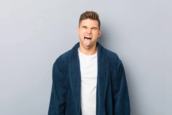Junger Kaukasischer Mann Trägt Pyjama Lustig Und Freundlich Herausstreckende Zunge — Stockfoto