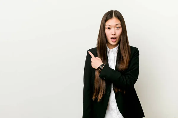 Joven Mujer Negocios Bastante Chino Señalando Lado — Foto de Stock