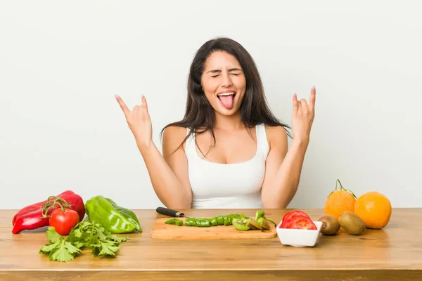 Junge Kurvige Frau Bereitet Eine Gesunde Mahlzeit Und Zeigt Rock — Stockfoto