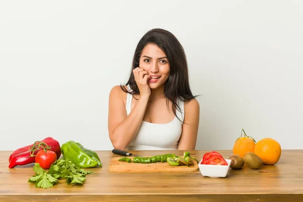 Junge Kurvige Frau Bereitet Eine Gesunde Mahlzeit Und Beißt Fingernägel — Stockfoto