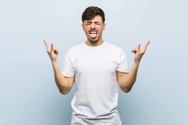 Joven Hombre Caucásico Con Una Camiseta Blanca Mostrando Gesto Roca —  Fotos de Stock