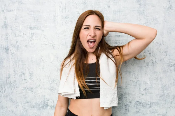 Genç Fitness Kadını Kulaklarını Elleriyle Kapatıyor Yüksek Sesli Sesler Duymamaya — Stok fotoğraf