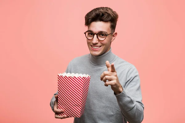 Jovem Intelectual Segurando Balde Pipoca Gritando Animado Para Frente — Fotografia de Stock