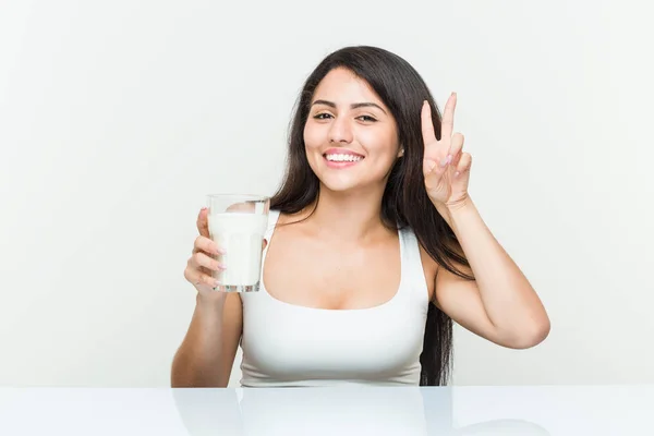 Молода Іспаномовна Жінка Тримає Склянку Молока Показуючи Знак Перемоги Посміхаючись — стокове фото