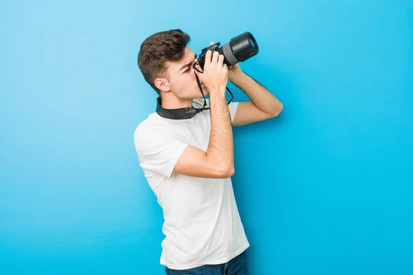 Genç Beyaz Adam Refleks Kamera Ile Fotoğraf Çekiyor — Stok fotoğraf