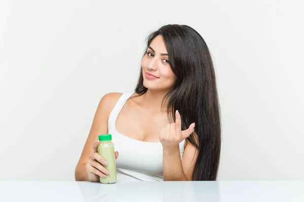 Giovane Donna Ispanica Possesso Una Bevanda Vegetale Che Punta Con — Foto Stock